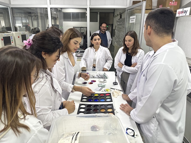 İzmir Tınaztepe Üniversitesi SHMYO Optisyenlik Bölümü Öğrencilerinin Akay Rx Laboratory Ziyareti