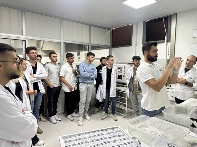 İzmir Tınaztepe Üniversitesi SHMYO Optisyenlik Bölümü Öğrencilerinin Akay Rx Laboratory Ziyareti