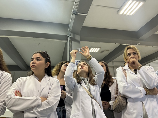 İzmir Tınaztepe Üniversitesi SHMYO Optisyenlik Bölümü Öğrencilerinin Akay Rx Laboratory Ziyareti