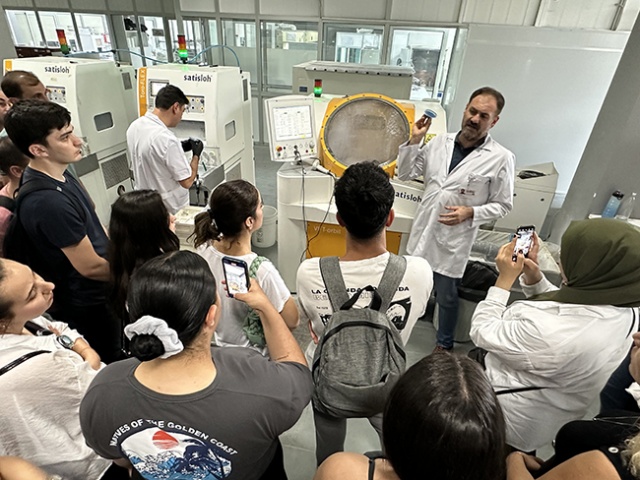 Ege Üniversitesi Optisyenlik Bölümü Akay Rx Laboratory’i Ziyareti Etti