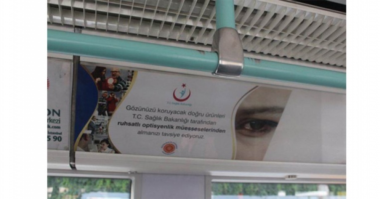 Güneş Gözlüğü Kamu Spotu'nun Resimleri Metro Vagonlarında